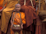 Monk with Alms Wok at That Luang Festival, Laos Photographie par Keren Su
