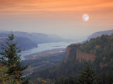 Moon Hangs Over the Vista House, Crown Point, Columbia river Gorge, Oregon, USA Lámina fotográfica por Janis Miglavs Moon Hangs Over the Vista House, Crown Point, Columbia river Gorge, Oregon, USA Lámina fotográfica por Janis Miglavs