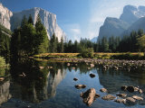 Valley View of El Capitan, Cathedral Rock, Merced River in Yosemite National Park, California, USA Fotografisk tryk af Dee Ann Pederson Valley View of El Capitan, Cathedral Rock, Merced River in Yosemite National Park, California, USA Fotografisk tryk af Dee Ann Pederson