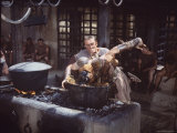 Kirk Douglas Dunking Enemy's Head in Giant Cook Pot in Scene From Stanley Kubrick's "Spartacus" Premium-Fotodruck von J. R. Eyerman