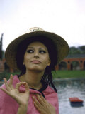 Sophia Loren Wearing a Pink Wrap and Straw Hat Out by the Pool at the Villa Reproduction photographique sur papier de qualité par Alfred Eisenstaedt