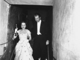 Jimmy Stewart Escorting Olivia deHavilland After Winning Oscar for Best Actress in "The Heiress" Reproduction photographique sur papier de qualité par Ed Clark