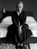 Portrait of Artist Georgia O'Keeffe Holding a Book by Leonard Baskinin Her Bedroom Lámina fotográfica de primera calidad por John Loengard Portrait of Artist Georgia O'Keeffe Holding a Book by Leonard Baskinin Her Bedroom Lámina fotográfica de primera calidad por John Loengard