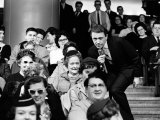 TV Talk Show Host Merv Griffin Talking with Audience Members Reproduction photographique sur papier de qualité par Yale Joel