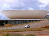 Three Powers Square Building Built by Oscar Niemeyer as Volkwagan drives by Reproduction photographique sur papier de qualité par Dmitri Kessel