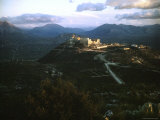 Apennine Mountains Surround Benedictine Abbey of Montecassino on Top of Hill Fotografisk trykk av Jack Birns Apennine Mountains Surround Benedictine Abbey of Montecassino on Top of Hill Fotografisk trykk av Jack Birns