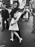 Kissing the War Goodbye, Times Square, May 8th, 1945 Lámina fotográfica por Alfred Eisenstaedt
