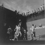 Victor Jorgensen - Navy Pilots Playing a Game of Basketball in the Elevator Well of the Aircraft Carrier USS Monterey - Birinci Sınıf Fotografik Baskı