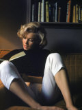 Marilyn Monroe Reading at Home Fototryk i høj kvalitet af Alfred Eisenstaedt