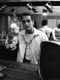 Actor Paul Newman Raising a Glass During an Informal Party Lámina fotográfica de primera calidad por Leonard Mccombe