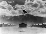 War Relocation Authority Center, Where Evacuees of Japanese Ancestry of WWII Reside Lámina fotográfica por Dorothea Lange