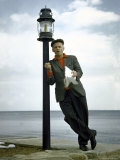 Actor Art Carney Leaning Against a Lamp Post プレミアム写真プリント - レオナルド・Mccombe Actor Art Carney Leaning Against a Lamp Post プレミアム写真プリント - レオナルド・Mccombe