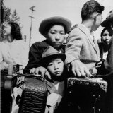 Evacuees of Japan Awaiting Turn for Baggage Inspection upon Arrival at Assembly Center During WWII Lámina fotográfica por Dorothea Lange