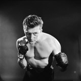 Actor Kirk Douglas in a Boxing Pose Premium-Fotodruck von Allan Grant