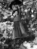 Italian Refugee Women Carrying Their Belongings in Baskets, While Fleeing Their Homes in WWII Photographie par Robert Capa