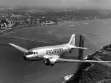 Canadian Colonial Airways Passenger Plane Flys over George Washington Bridge in Montreal, Canada Lámina fotográfica por Margaret Bourke-White Canadian Colonial Airways Passenger Plane Flys over George Washington Bridge in Montreal, Canada Lámina fotográfica por Margaret Bourke-White