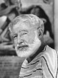Author Ernest Hemingway Covering Bullfight Rivalry of Spanish Matadors Ordonez and Dominguin Fototryk i høj kvalitet af Loomis Dean Author Ernest Hemingway Covering Bullfight Rivalry of Spanish Matadors Ordonez and Dominguin Fototryk i høj kvalitet af Loomis Dean