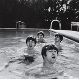 Paul McCartney, George Harrison, John Lennon and Ringo Starr Taking a Dip in a Swimming Pool Reproduction photographique sur papier de qualité par John Loengard