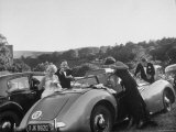Couples Enjoying Food During Intermission of the Opera at the Glyndebourne Festival Lámina fotográfica por Cornell Capa Couples Enjoying Food During Intermission of the Opera at the Glyndebourne Festival Lámina fotográfica por Cornell Capa