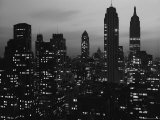 Silhouette of the Empire State Building and Other Buildings without Light During Wartime Reproduction photographique sur papier de qualité par Andreas Feininger