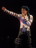 Singer Michael Jackson Performing Premium-Fotodruck von David Mcgough