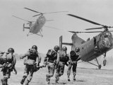 S. Vietnamese ARVN Paratroopers Running to Board 2 Ch 21 Shawnee Helicopters in Mekong Delta Premium fotografisk trykk av Larry Burrows