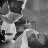 Anesthesiologist Dr. Vincent Collins Watch over Patient Frances Ashplant, After Spinal Anesthesia Lámina fotográfica por Cornell Capa Anesthesiologist Dr. Vincent Collins Watch over Patient Frances Ashplant, After Spinal Anesthesia Lámina fotográfica por Cornell Capa