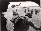 US Marines 163rd Helicopter Squadron Discharging South Vietnamese Troops for an Assault Fotografisk trykk av Larry Burrows