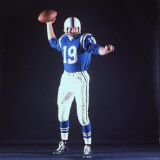 Baltimore Colts Football Player Johnny Unitas in Uniform While Holding Ball in Passing Stance Reproduction photographique sur papier de qualité par Yale Joel