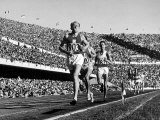 Czech Track and Field Gold Medalist Emil Zatopek, Leading Pack, Competing in 1952 Olympic Games Premium-Fotodruck von Mark Kauffman
