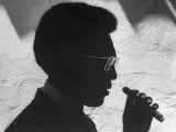 Silhouette of Actor/Comedian Bill Cosby with Cigar, Former Star of TV Series "I Spy" Reproduction photographique sur papier de qualité par John Loengard