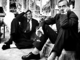 Film Director Carol Reed and Author Graham Greene Sitting on the Floor with Wine Glasses Lámina fotográfica de primera calidad por Larry Burrows