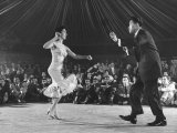 Pete et Millie, équipe professionnelle de danse cubaine, lors d'une démonstration de mambo Reproduction photographique sur papier de qualité par Yale Joel