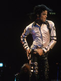 Pop Entertainer Michael Jackson Singing and Dancing at Event Lámina fotográfica de primera calidad por David Mcgough