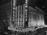 Nighttime Exterior of Radio City Music Hall Photographie par Bernard Hoffman