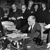 Pres. Franklin D. Roosevelt Signing Declaration of War Following Japanese Bombing of Pearl Harbor Photographie par Thomas D. Mcavoy