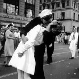 US Sailor Bending Young Nurse over His Arm to Give Her Passionate Kiss in Middle of Times Square Fotografisk tryk af Victor Jorgensen US Sailor Bending Young Nurse over His Arm to Give Her Passionate Kiss in Middle of Times Square Fotografisk tryk af Victor Jorgensen