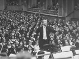 Orchestra Conductor Wilhelm Furtwangler Conducting Orchestra During a Concert Reproduction photographique sur papier de qualité par Alfred Eisenstaedt