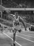 Runner Milt Campbell Competing in the Olympics Lámina fotográfica de primera calidad por John Dominis Runner Milt Campbell Competing in the Olympics Lámina fotográfica de primera calidad por John Dominis