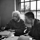 Albert Einstein, in Discussion with Robert Oppenheimer in Office Institute for Advanced Study Reproduction photographique sur papier de qualité par Alfred Eisenstaedt