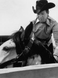 Rodeo Star Casey Tibbs Sitting in the Pen at a Rodeo Just Before His Horse Threw Him Impressão fotográfica premium por Nat Farbman Rodeo Star Casey Tibbs Sitting in the Pen at a Rodeo Just Before His Horse Threw Him Impressão fotográfica premium por Nat Farbman