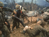 Wounded Marine Gunnery Sgt. Jeremiah Purdie During the Vietnam War Fotografisk trykk av Larry Burrows