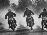 Actors Steve McQueen and Bud Ekins in 500 Mile Cross Country Race Across the Mojave Desert プレミアム写真プリント - ジョン・ドミニス