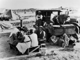Suppertime for Oklahoma Family Follow Crops from California to Washington during the Depression Lámina fotográfica por Dorothea Lange