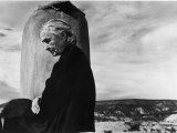 Portrait of Artist Georgia O'Keeffe Sitting on the Roof of Her Ghost Ranch Home Lámina fotográfica de primera calidad por John Loengard Portrait of Artist Georgia O'Keeffe Sitting on the Roof of Her Ghost Ranch Home Lámina fotográfica de primera calidad por John Loengard