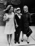 Lee Radziwill, Truman Capote, and Jane Howard Walking Arm in Arm While Leaving the Ivanhoe Theater Premium fotografisk trykk av Pierre Boulat Lee Radziwill, Truman Capote, and Jane Howard Walking Arm in Arm While Leaving the Ivanhoe Theater Premium fotografisk trykk av Pierre Boulat