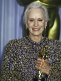 Actress Jessica Tandy Holding Her Oscar in Press Room at Academy Awards Lámina fotográfica de primera calidad por David Mcgough Actress Jessica Tandy Holding Her Oscar in Press Room at Academy Awards Lámina fotográfica de primera calidad por David Mcgough