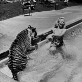 Actress Marilyn Maxwell Playing with a Tiger in a Pool Lámina fotográfica de primera calidad por Allan Grant Actress Marilyn Maxwell Playing with a Tiger in a Pool Lámina fotográfica de primera calidad por Allan Grant