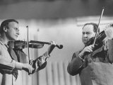 Violinists David Oistrakh and Yehudi Menuhin Rehearsing for United Nations Concert プレミアム写真プリント - ルーミス・Dean