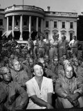 First Lady Eleanor Roosevelt with a Large Group of US Soldiers Photographie par Thomas D. Mcavoy